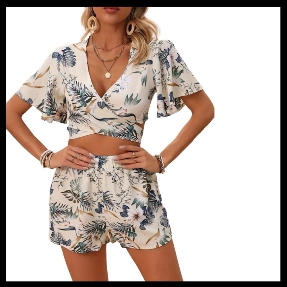 BOUTIQUE Two Piece Set Tropical Print 🌴✨ - Picture 1 of 7